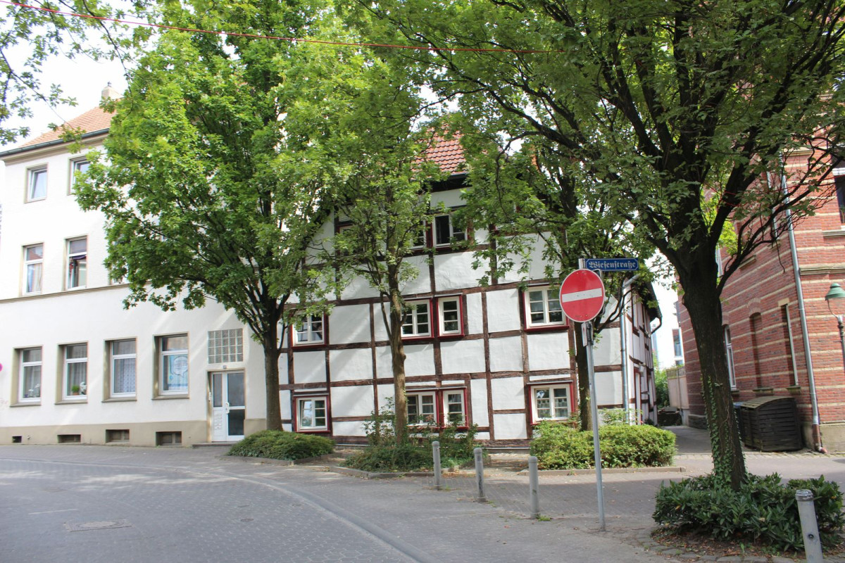 Fachwerkhaus zwischen Gründerzeitlern an der Walburger Straße, Ecke Wiesenstraße