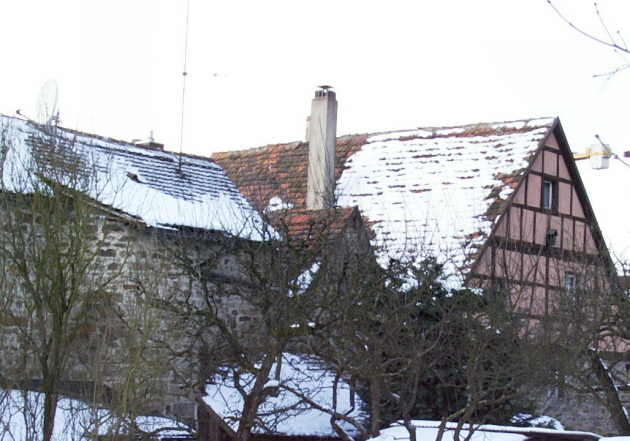 Stadtmauer mit Haus Vorderer Spitzenberg 15 im Winter