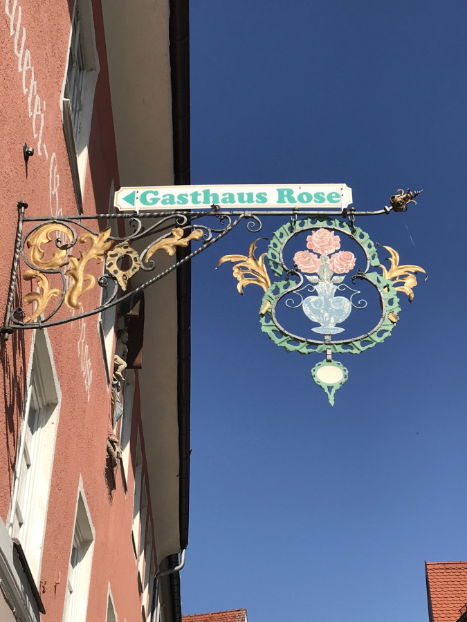 Ausleger des Gasthauses Rose, Ecke Obstmarkt/Schmiedgasse (August 2023)