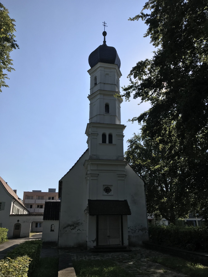 Ehem. Spitalkirche St. Dominikus von Westen mit Gefallendenkmal 2. Weltkrieg im Vorbau (August 2023)