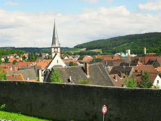 die Röttinger Stadtmauer ist größtenteils erhalten