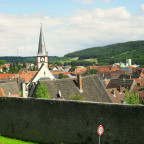 die Röttinger Stadtmauer ist größtenteils erhalten
