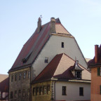 Steinernes Haus mit Storchennest