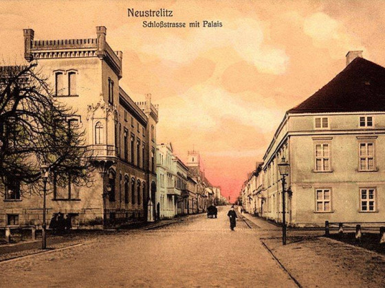 Neustrelitz Altes Palais rechts Kriegsverlust- Erbgrossherzogliches Palais links 1909