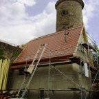 Sanierung 2009: Doppeldeckung mit Biberschwanzziegeln, Steildach 60°